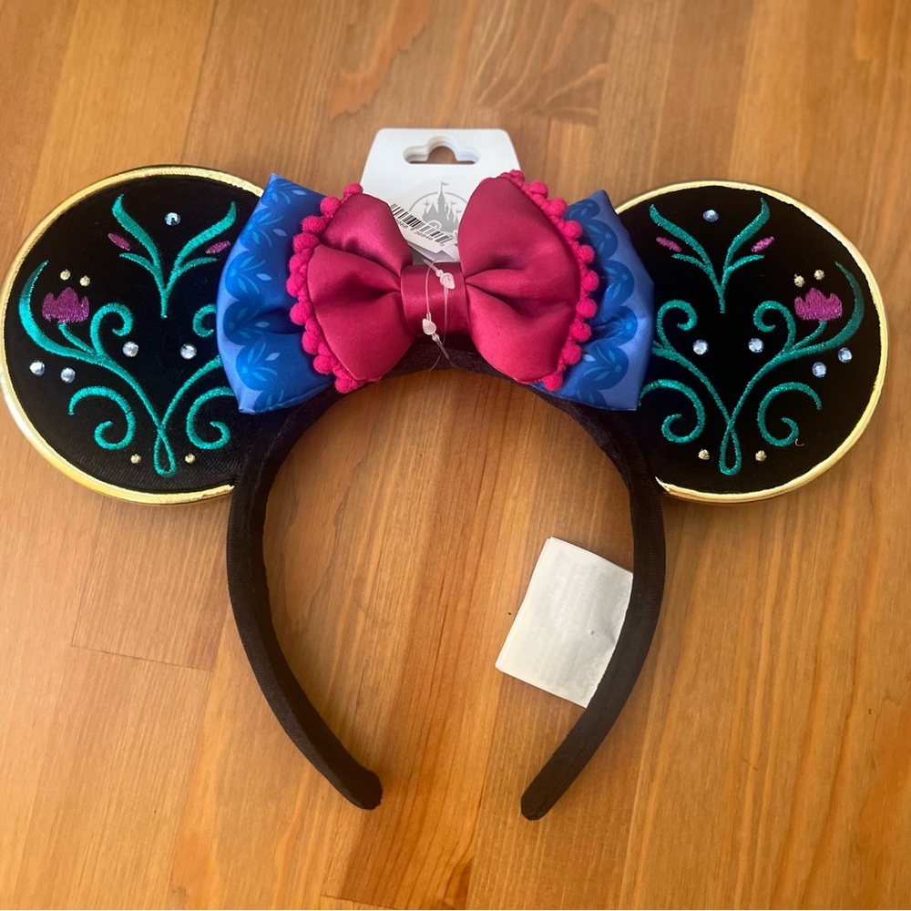 Frozen Anna Ears
Park exclusive